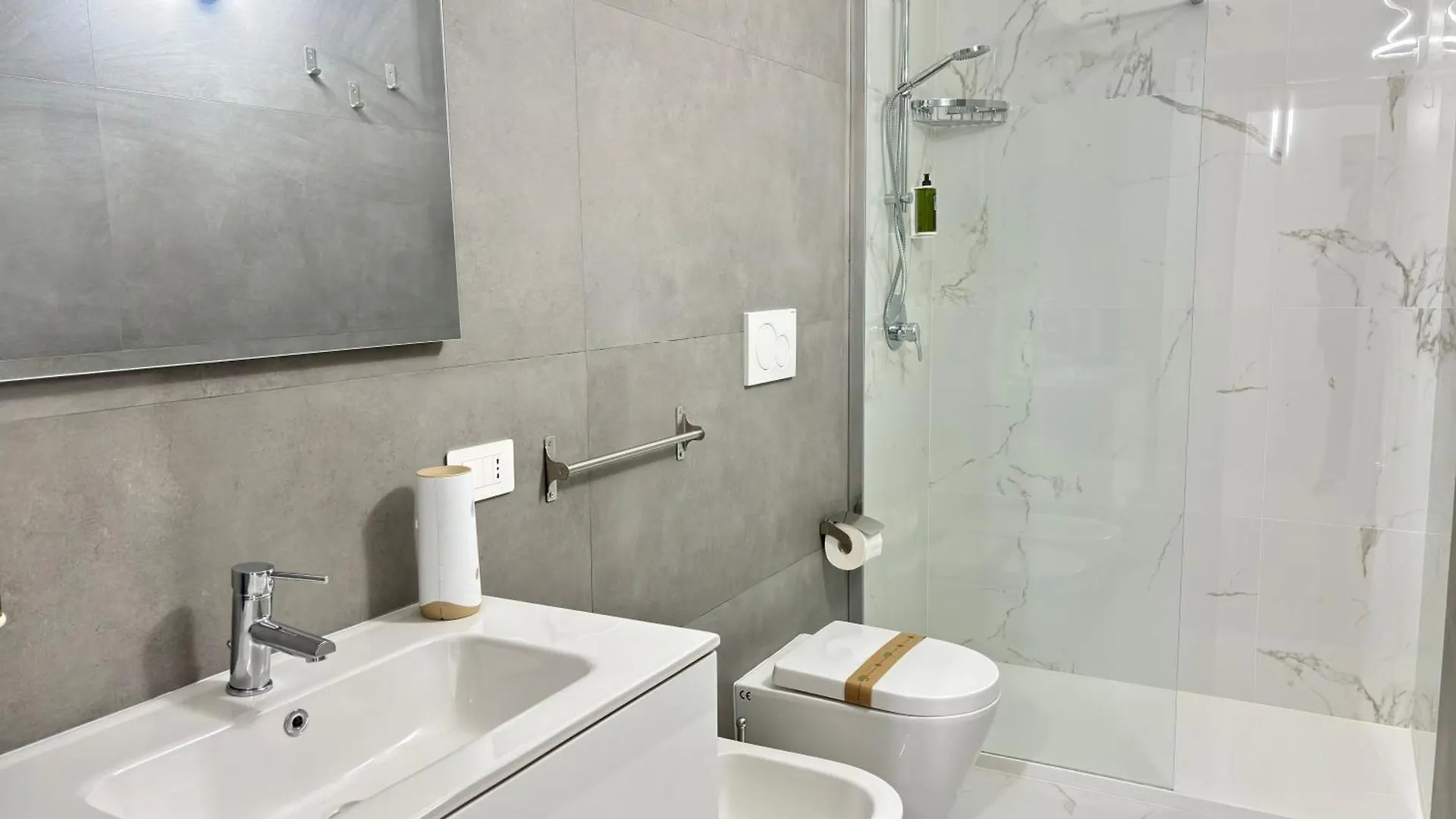 Your Home, Easy Walk To The Beach Bari